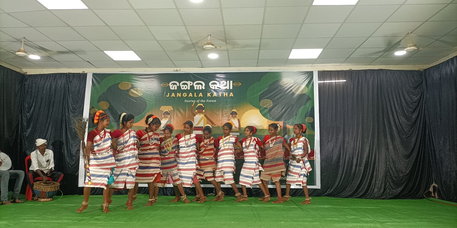 Traditional Dance by Girls with a Cloth that Lasts for More than 100 Years !