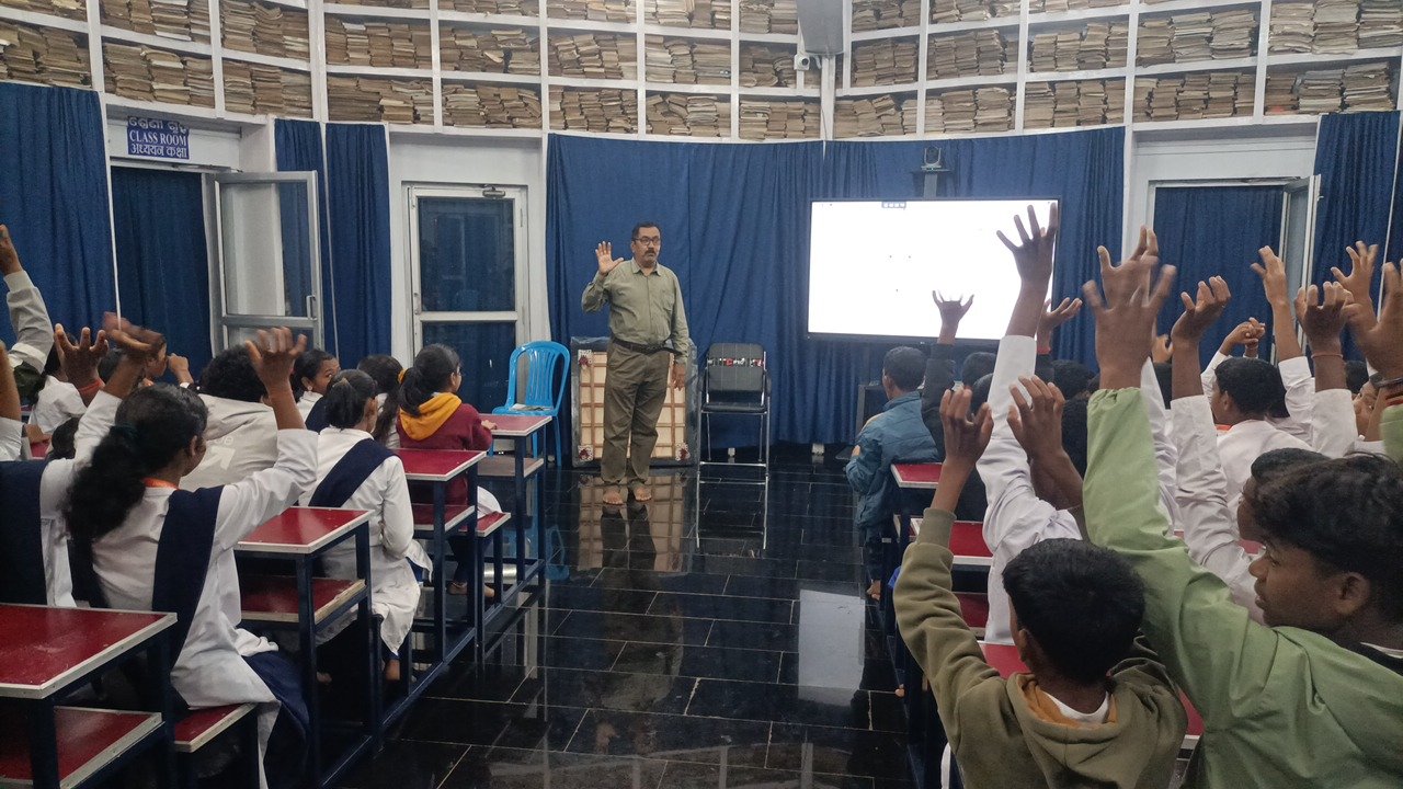 Students of Sabara Srikhetra Sanskrit Vidyapeeth , Koraput Learnt about Stars & Sky from Er.Sunil Biswal